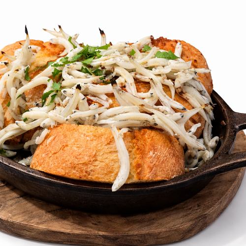 山利の釜あげしらすのガーリックトースト