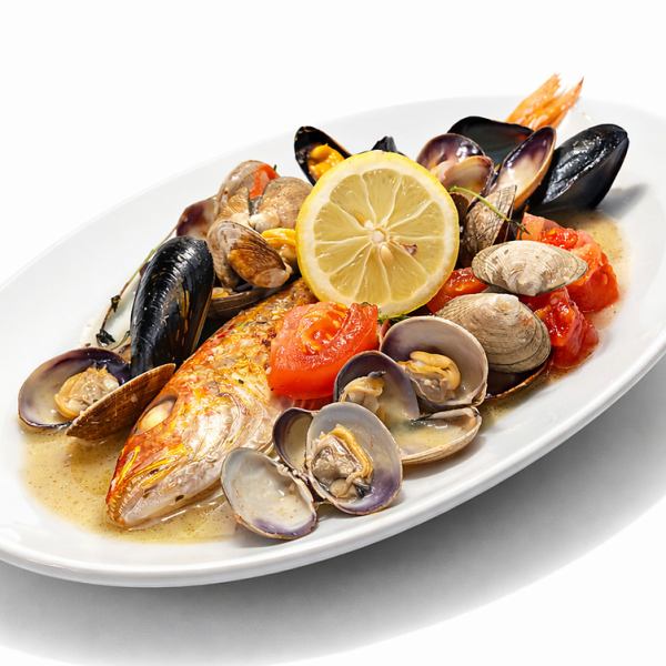 こだわりの新鮮な魚介類を使用したメニューもお楽しみいただけます☆市場から直送の旬のお魚を一本使ったアクアパッツァが人気です!