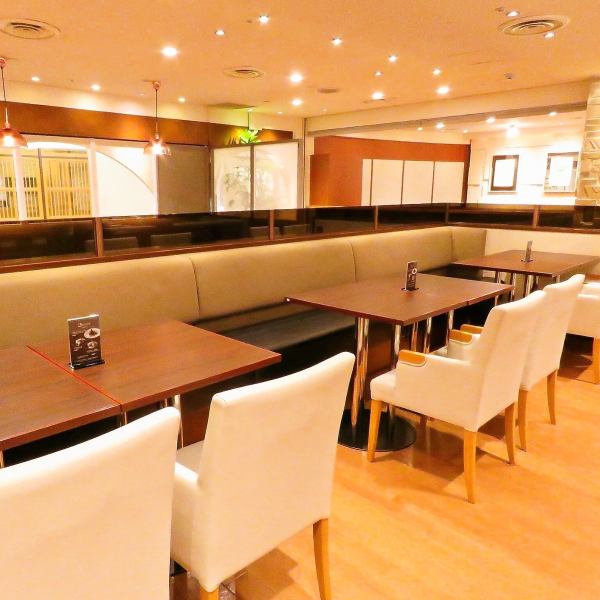 Most are sofa seats.You can relax in the spacious and spacious shop.It is also perfect for dating, family food, girls' meetings and mom meetings.