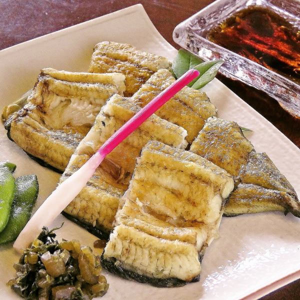 Not only kabayaki eel, but shirayaki (white-grilled eel) is also a popular menu item. Shirayaki eel goes well with sake. We offer shirayaki for 3,400 yen (tax included).The white-grilled unaju set is 5,250 yen (tax included).We have a wide selection of drinks, including not only local sake, but also beer, sake, shochu, soft drinks, and more.Please enjoy it together with our proud sake.