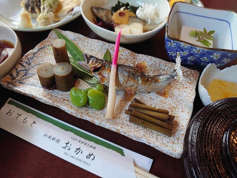 季節の食材をできる限り地元の物を使い、昔ながらの手法で調理しています。伝統を守り続けているお店です。こだわりぬいた歴史のある味は安定感があり、料理を堪能することができます。うな丼・お刺身・前菜三点盛り・小付け・お吸い物・お新香・水菓子がセットになった≪うなぎ膳　3750円（税込）≫はおすすめです♪