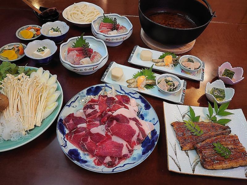 季節の食材をできる限り地元の物を使い、昔ながらの手法で調理しています。伝統を守り続けているお店です。こだわりぬいた歴史のある味は安定感があり、料理を堪能することができます。うな丼・お刺身・前菜三点盛り・小付け・お吸い物・お新香・水菓子がセットになった≪うなぎ膳　3750円（税込）≫はおすすめです♪