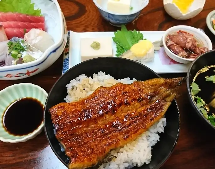 季節の食材をできる限り地元の物を使い、昔ながらの手法で調理しています。伝統を守り続けているお店です。こだわりぬいた歴史のある味は安定感があり、料理を堪能することができます。うな丼・お刺身・前菜三点盛り・小付け・お吸い物・お新香・水菓子がセットになった≪うなぎ膳　3750円（税込）≫はおすすめです♪