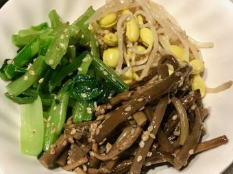 Three-colored namul (bean sprouts, green vegetables, royal fern)