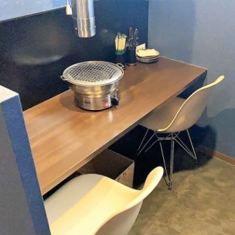 There is a seat next to it and a light partition, so you can enjoy your meal without worrying about the surroundings.