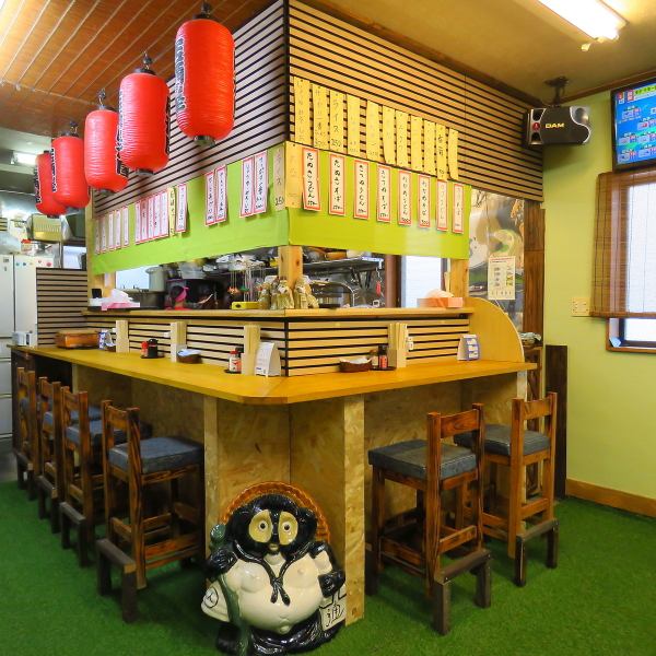 当店はアットホームな雰囲気が自慢です。温かみのある木の温もりを感じる内装に、心地よい照明が落ち着いた空間を演出しています。友人や家族と過ごすのはもちろん、お一人様でも気軽にお立ち寄りいただける居心地の良さが魅力です。いつでもリラックスできる場所で、心温まるひとときをお楽しみください。