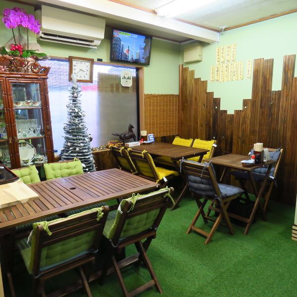 1階にはカウンター席6席、4名掛けテーブル席2卓、2名掛けテーブル席1卓をご用意。2階には、最大16名様までご利用可能な4名掛けお座敷席が4卓あり、連結して大人数でも対応可能です。多様な席配置で、シーンに合わせた使い方ができるため、少人数から大人数まで幅広く対応いたします。