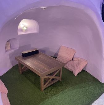 You can relax and enjoy your time in our open and airy interior. The seats make you feel as if you are in a snow igloo, making them the perfect place to concentrate on studying or work. Please feel free to drop by for lunch or coffee.