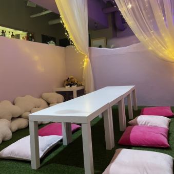 This box seat can accommodate 8 to 10 people. It's a perfect place for a slightly more stylish drinking party, girls' night out, or moms' night out. If you have any questions, please feel free to contact us!