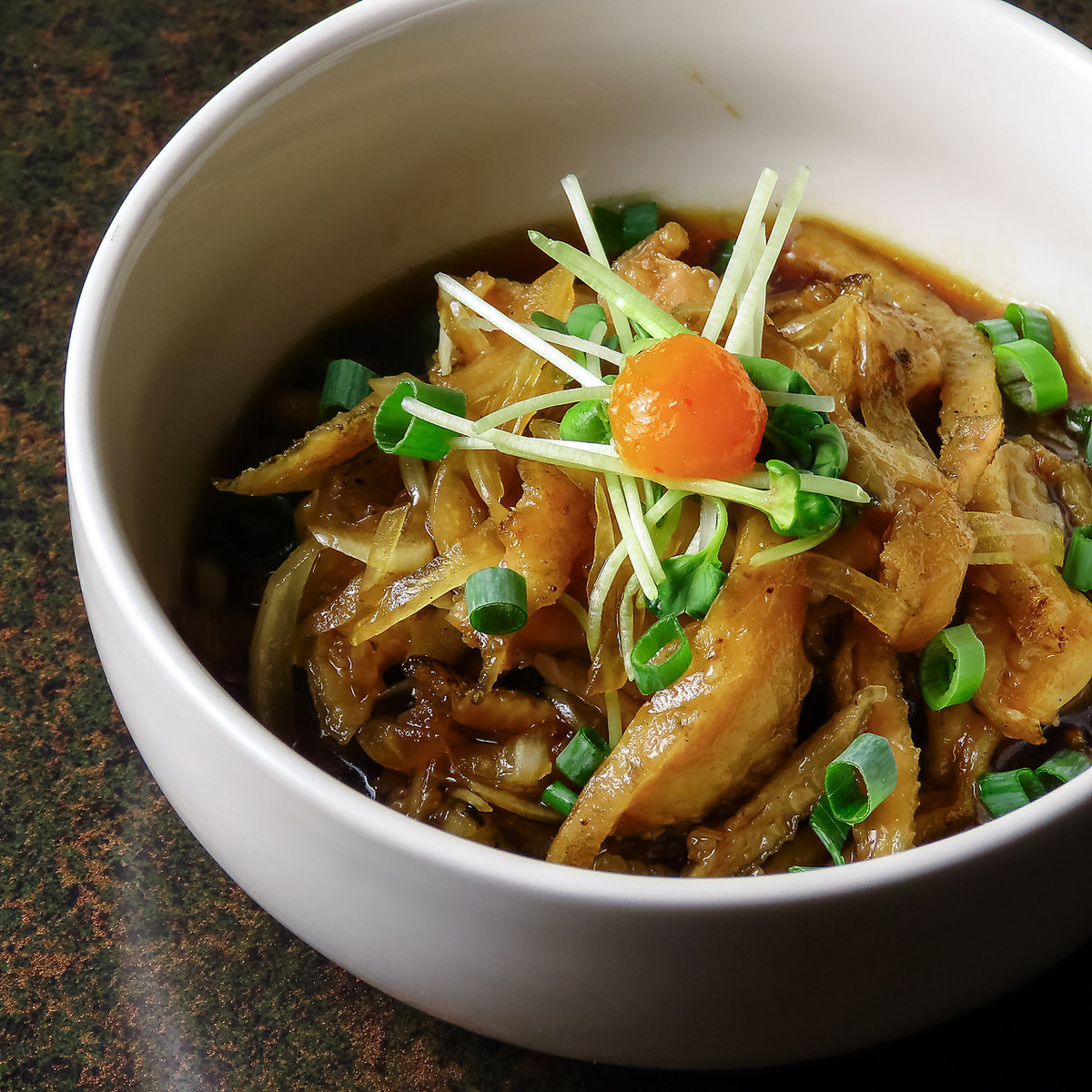 自慢のもも焼きは一人一皿でお出しします。食べ応え抜群◎