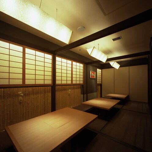 会社宴会などにおすすめ「大人数様向け」の大型個室です。「最大20名様」までご利用いただけます。掘りごたつ式で広々とした空間となっており、靴を脱いでいただきゆったりとお寛ぎいただけます。北浜/肥後橋駅/中之島/御堂筋/本町/淀屋橋odona/鳥刺し/ランチ/宴会/貸切/鍋料理/大阪高麗橋/江戸堀1丁目/住友ビル/ディナー