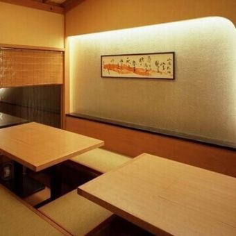 和の雰囲気にこだわった完全個室の掘りごたつ席です。窓からは草花を飾った坪庭を眺めることができ、ゆったりと寛ぎながらお食事していただくことができます。料亭のような高級感のある雰囲気は、接待や商談の場としても最適です。