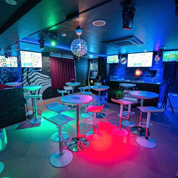 [A 1-minute walk from Shinsaibashi, excellent access!] A fashionable and casual bar with neon lights.In addition to a wide variety of drinks, there are plenty of tools to play with such as karaoke, darts, a DJ booth, and shisha! We are open until 5:00 in the morning, so even if you miss the last train, you can still have fun until the first train.