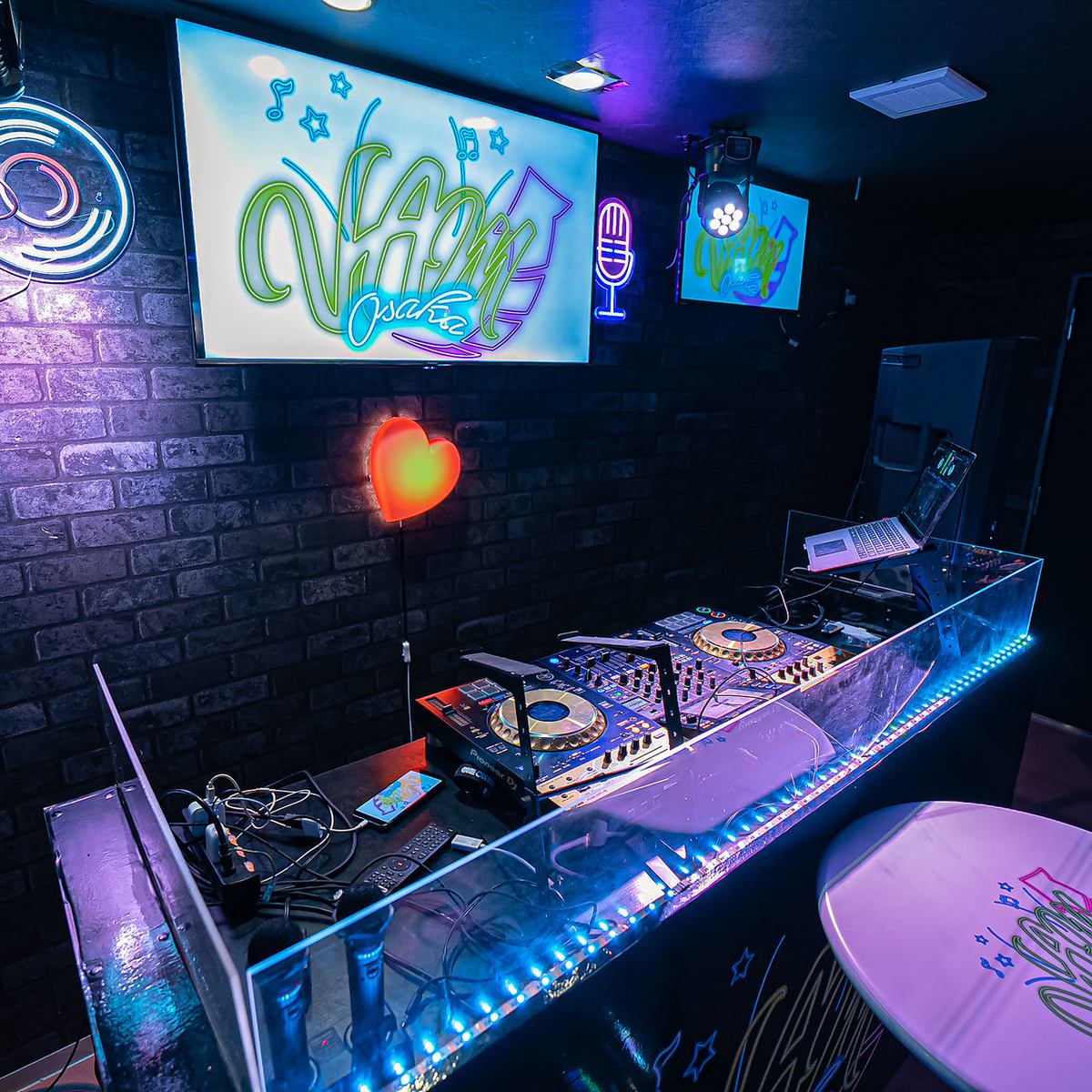 Open late at night! We also have a DJ booth and hold events! Complete with darts and karaoke♪
