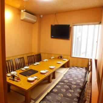 We have a private room for 10 people on the 2nd floor.Due to the popularity of the seats, please make reservations early.