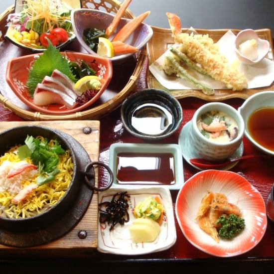 Banquet courses for lunch start at 5,200 JPY (incl. tax)! Enjoy a variety of crab dishes!