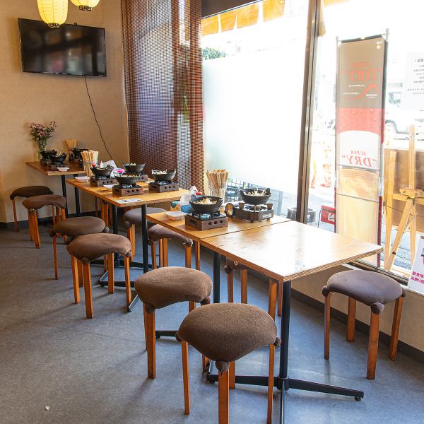 お得なクーポンもご用意しており、リーズナブルに美味しい料理やお酒を満喫できます。また、貸切利用も大歓迎で、会社の宴会や友人同士のパーティー、家族のお祝いなど幅広いシーンに対応可能です。心地よい空間とお得なサービスで、特別なひとときを存分に楽しんでいただけます。