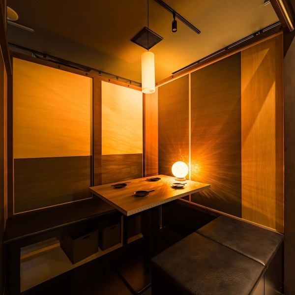 【和モダンなぬくもり感じる個室席】ゆったりくつろぎ個室でご宴会が可能◎10人単位での個室席も含め大小様々な個室席をご用意！！フロア全体貸切も絶賛受付中です◎落ち着き感じる宴会空間にハマること間違いなし！