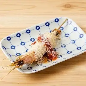 蝦仁和起司裹在卡塔伊夫酥皮串裡