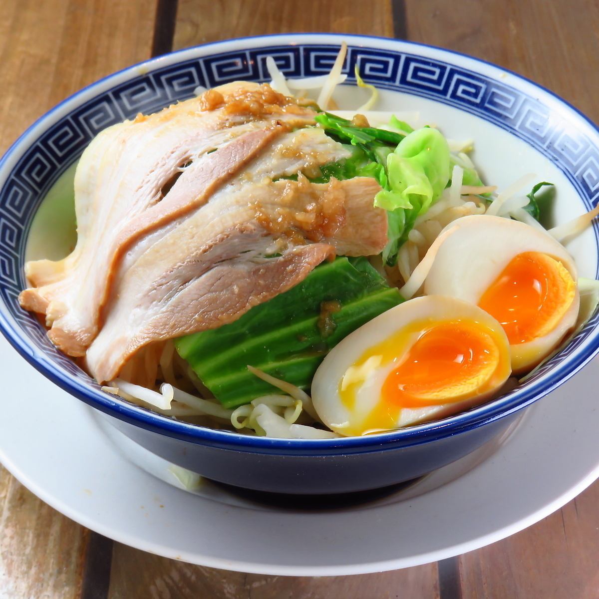 ランチには彩り豊かなラーメンをご用意しております♪
