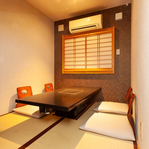 畳の座敷席や柔らかな照明の半個室など、和の落ち着きを感じる空間が魅力。足を伸ばしてくつろげる席もあり、ゆっくり飲みたい夜や特別な集まりにも最適。温かみのある静かな雰囲気が心地よさを演出します。