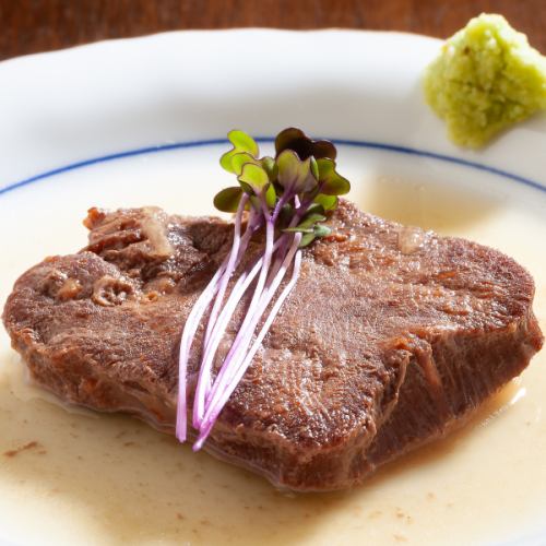 ホロホロに煮込んだゆで牛タン