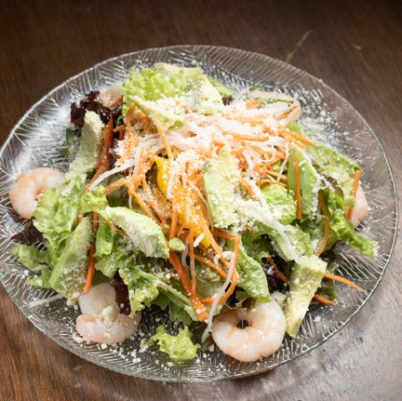 エビとアボカドのシーザーサラダ