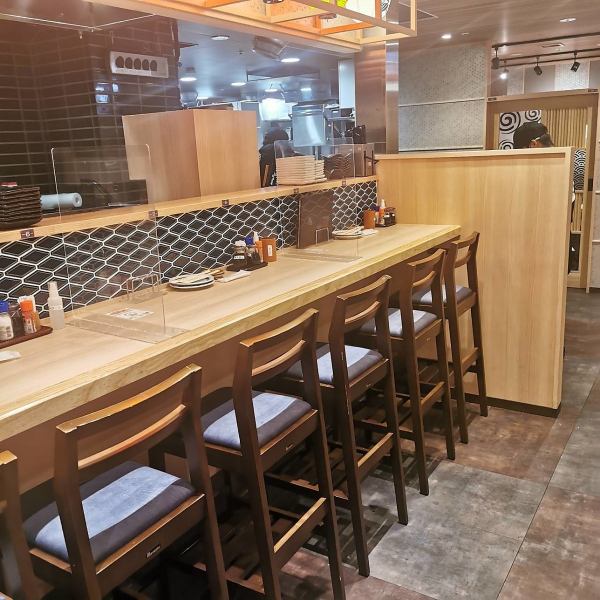 広々カウンター席は、お仕事帰りの1杯にも・・・
