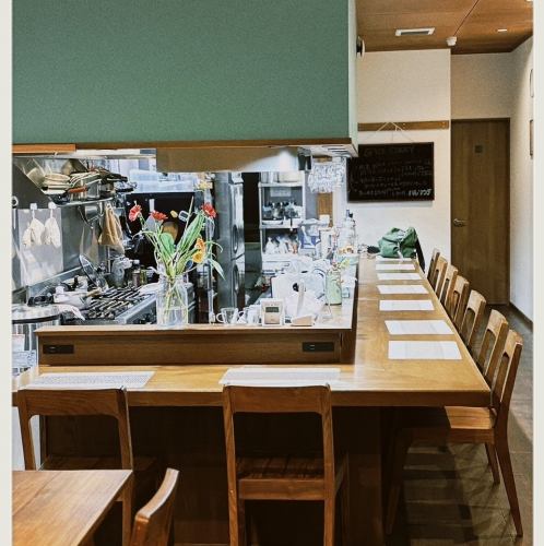 <p>温かみのある店内に設けられたカウンター席は、少人数のお食事やデートにぴったりの空間です。アットホームな雰囲気の中でお食事をお楽しみいただけます。美味しい食事と共に、心温まる会話を楽しんでみてください。あなたの特別なひとときを彩る、そんな素敵なお店です。</p>