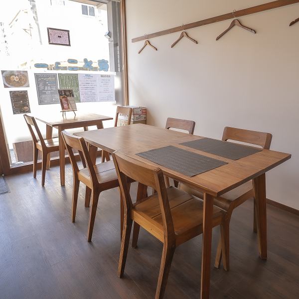 テーブル席が心地よく配置されたこのお店は、温かみのあるインテリアが特徴的で、会社帰りのお食事会や、ふらっと決まるご飯会にもピッタリです。食事をしながら、互いの思い出を語り合ったり、新しい発見を共有したりすることで、素敵な思い出が生まれます。ぜひ、あなただけの特別な時間を、このお店でお楽しみください。