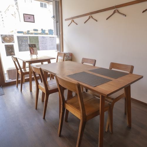 <p>テーブル席が心地よく配置されたこのお店は、温かみのあるインテリアが特徴的で、会社帰りのお食事会や、ふらっと決まるご飯会にもピッタリです。食事をしながら、互いの思い出を語り合ったり、新しい発見を共有したりすることで、素敵な思い出が生まれます。ぜひ、あなただけの特別な時間を、このお店でお楽しみください。</p>