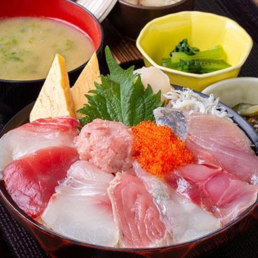 産直鮮魚の海鮮丼や自慢の釜めし、こだわりの定食を楽しむ。