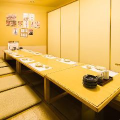It is a private room with a digging type for 8 to 12 people.The perfect room for a company drinking party.(No smoking)