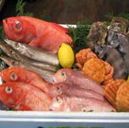 我們購買極其新鮮的海鮮，並透過魚類專業人士的工藝進行烹飪。
