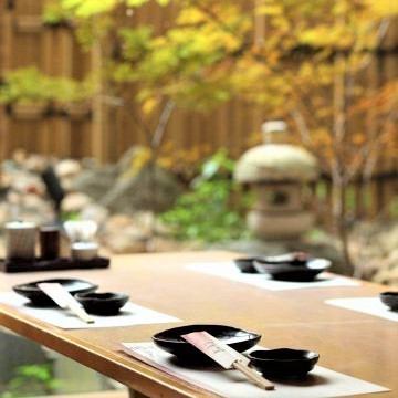 綺麗に手入れされた庭を見ながら食事を楽しめる。テーブル席や個室があり用途によって使い分けできるのもうれしい。