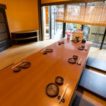 It is the only special private room in our shop where you can relax while watching the garden.This is a perfect room for entertaining, and only this room has special dishes.(No smoking)