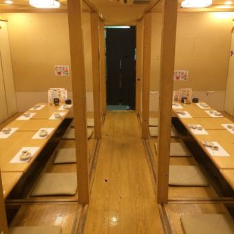 私人房間可容納25至32人。這是一個完全分隔的寬敞空間。公司宴會的理想選擇。需要提前預訂才能預訂一半的房間。（禁止吸煙）