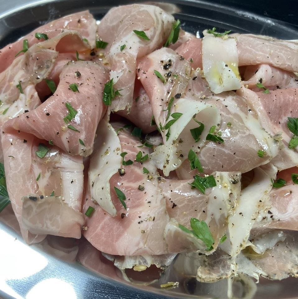 ブランド豚やブランド鶏を使用した肉料理ございます！