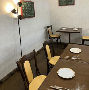 2名掛けのテーブルを6卓ご用意しております。大切な方との特別なひとときを過ごすには最適なお席です。間接照明や白い壁に木目調のテーブルや椅子が調和した落ち着いた雰囲気を醸し出しています。見た目にもこだわった美味しいお料理や季節ごとに入れ替わるお酒をこの席でお楽しみください。
