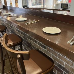 足元のタイルが印象的な温かみのある木目調のカウンター席は4席ご用意しております。一人でも気軽にご利用いただけるお席。日本酒やワインは豊富に取り揃えており、季節ごとに新たなラインアップが楽しめるのが魅力です。お酒片手にゆっくりお過ごし頂くにはピッタリのお席です。