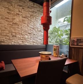 Daytime view from a semi-private seat by the window on the first floor.Enjoy delicious meat and drinks in a relaxed atmosphere while feeling the vibrancy of the town.(Open from 5pm)