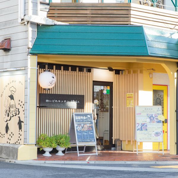 阪急西院駅より徒歩6分、西院駅の南側に「おばんざい×酒の酔いどれ居酒屋」がオープンいたしました。和洋折衷の多彩なメニューを、丁度いい広さのアットホームな雰囲気の中で楽しめます。ランチタイムは健康的にお食事を、ディナータイムはお酒との組み合わせを。おひとり様から気軽にお立ち寄りいただけるお店です。