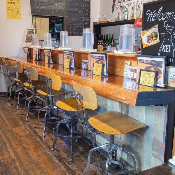 おひとり様でも気兼ねなく楽しめるカウンター席を6席ご用意しております。目の前で調理されるおばんざいや肴を見ながら、多種多様なお酒との組み合わせをご堪能ください。和洋折衷の様々なおつまみを小鉢でリーズナブルにご提供。活気ある雰囲気の中、ゆったりと自分だけの酔いどれ時間をお過ごしいただけます。