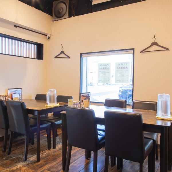 テーブル席は4名様掛けが2卓ございます。ご希望に応じてご案内させていただきます。当店は全席20席弱の広さのため、最少人数9名様より宴会でのほぼ貸切予約を承ります。周りを気にせず、和洋折衷のおばんざいとお酒を囲んで、賑やかにお楽しみいただける空間です。貸切をご希望の方は、まずはお気軽にご連絡ください。