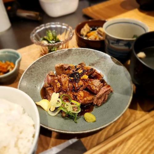 B.おばんざいメインセット ステーキセット