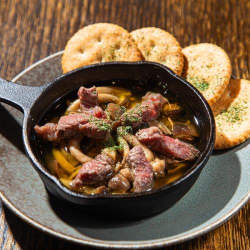 ステーキ肉ときのこの酔いどれアヒージョ