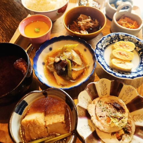 体に優しいバランスと種類が嬉しいおばんざいセット