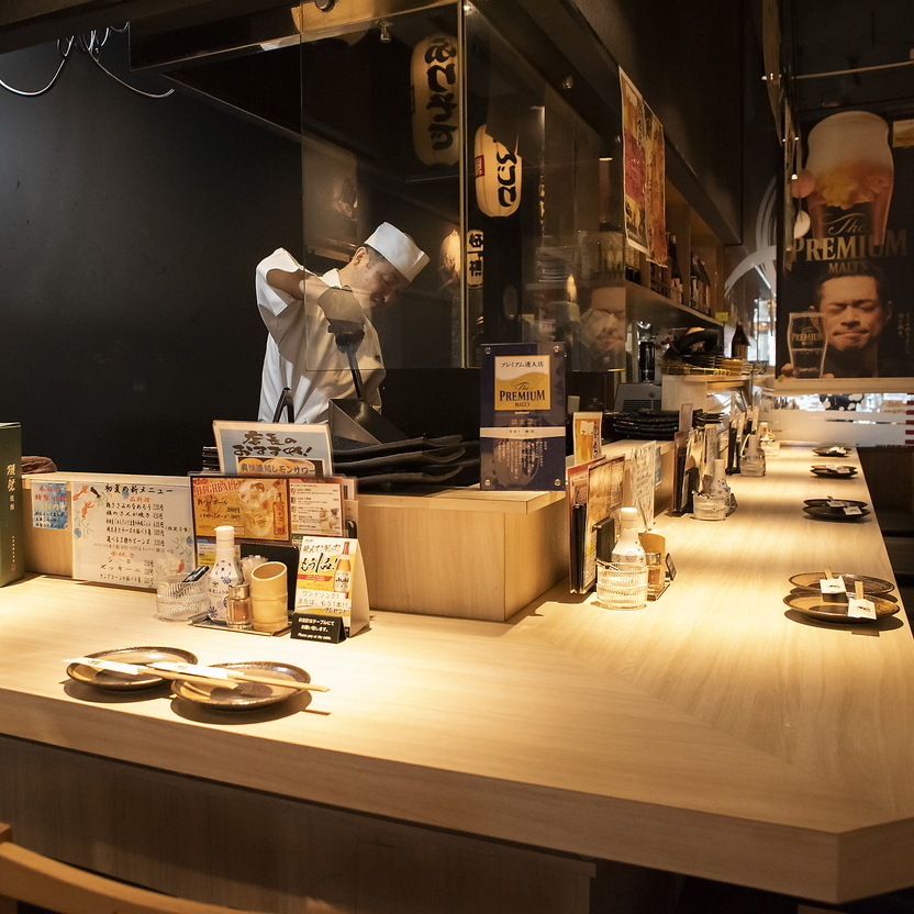 カウンター席はデートにも。黒基調の落ち着いた店内です。