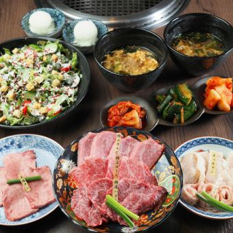 《休闲宴会!!》如果你想了解肉八，首先应该尝试的是“超值套餐”，共10道菜，4,000日元