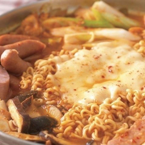 8 dishes with all-you-can-drink for 3 hours! Authentic Korean cuisine with your choice of main dishes: cheese dak galbi, budae jjigae, or pure tofu
